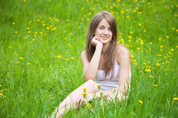 Dziewczyna r w trawie — Zdjęcie stockowe