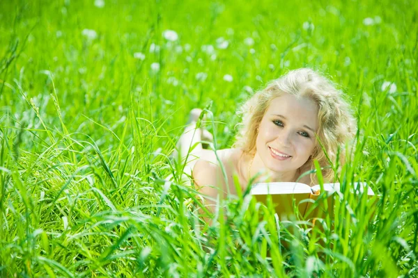 Relaxed girl enjoying reading book — Stock Photo, Image