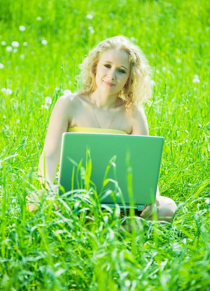 女孩与室外的笔记本电脑 — 图库照片