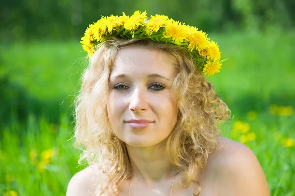 Retrato menina em dandelion chaplet — Fotografia de Stock