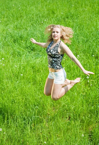 Saltando menina loira — Fotografia de Stock