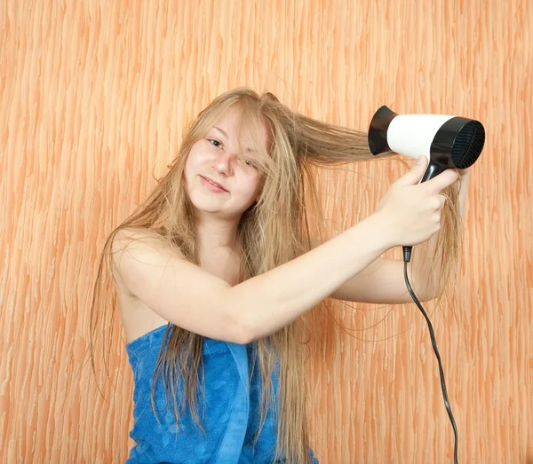 Mädchen trocknet ihre langen Haare — Stockfoto