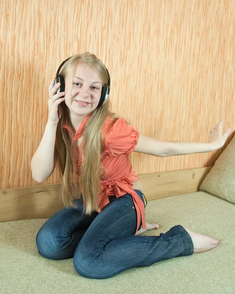 Flicka lyssna på musik — Stockfoto