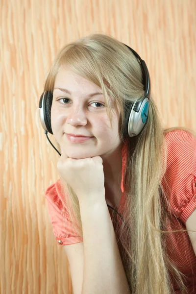 Дівчина прослуховування музики — стокове фото