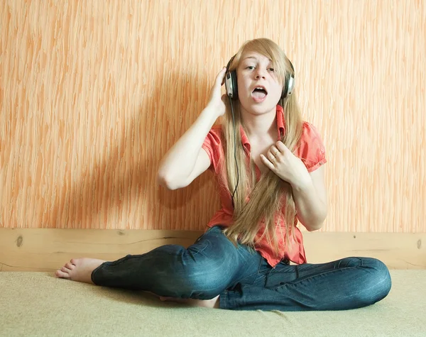 Lány zenét hallgat — Stock Fotó
