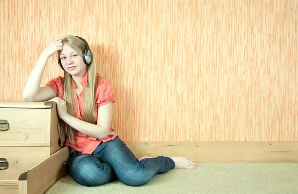 Chica escuchando música en el sofá —  Fotos de Stock