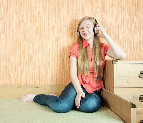 Chica escuchando música en los auriculares —  Fotos de Stock