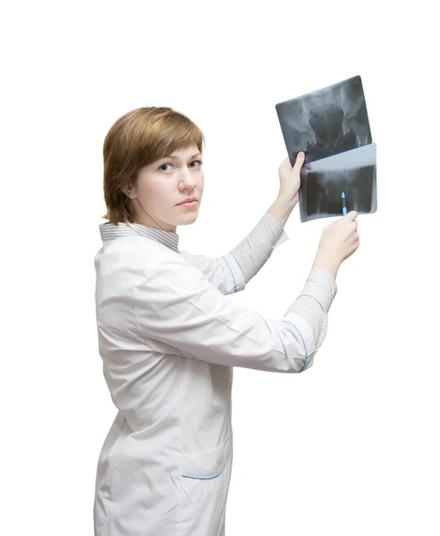 Kvinnliga läkare titta på en röntgenbild — Stockfoto