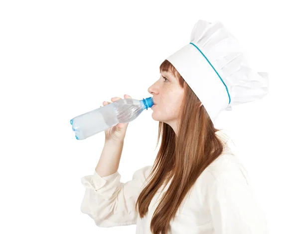 Cozinheiro fêmea bebendo de garrafa — Fotografia de Stock