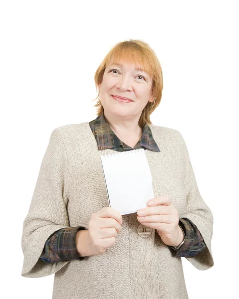 Seniorin hält leeres Notizbuch in Händen — Stockfoto