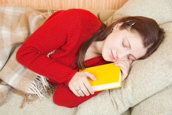 女性の本と眠る — ストック写真
