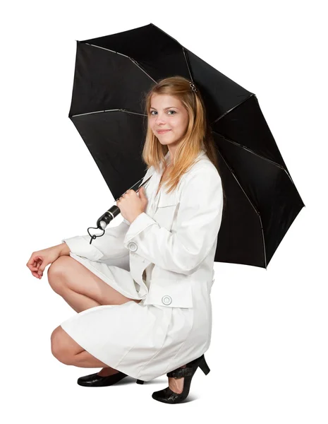 Девушка в плаще с зонтиком — стоковое фото