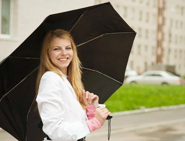Девушка с зонтиком на улице — стоковое фото