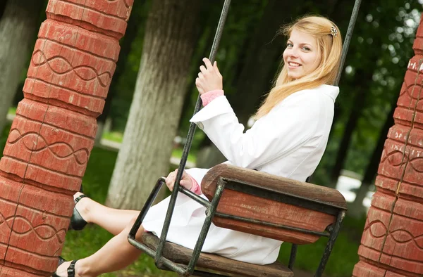 Chica sentada en swing — Foto de Stock