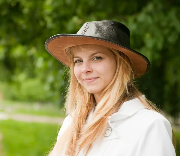 Dívka v klobouku proti parku — Stock fotografie