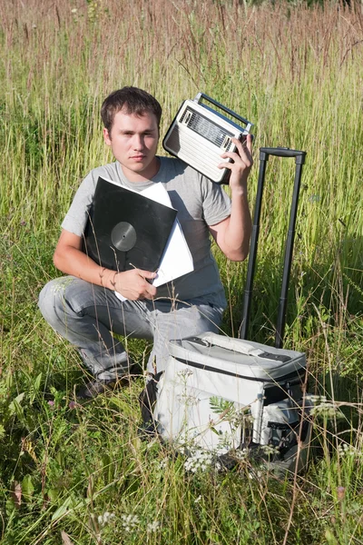 Людина з вініловим диском і радіо — стокове фото