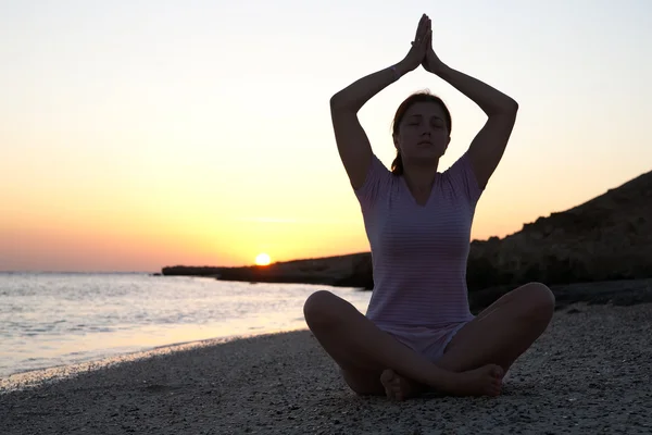 Mädchen macht Yoga gegen Sonnenuntergang — Stockfoto