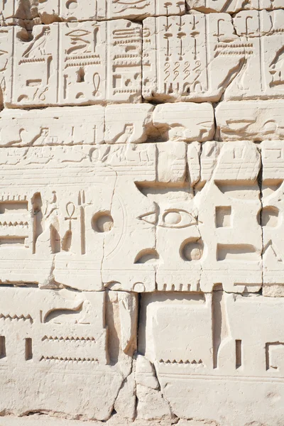 Wand in de tempel van karnak in luxor, Egypte — Stockfoto