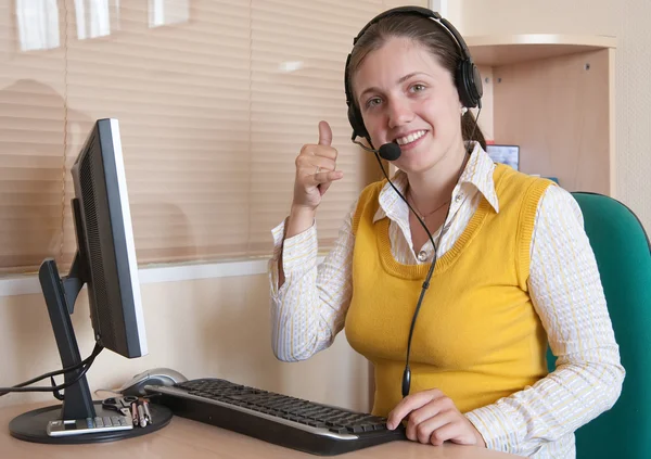 Mujer de negocios comunicándose con auriculares — Foto de Stock