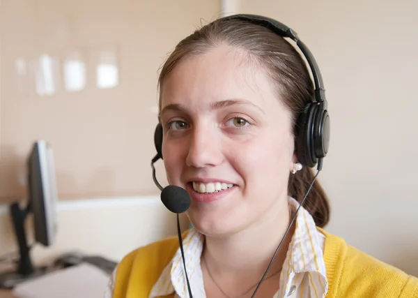 Kulaklık üzerinde iletişim iş kadını — Stok fotoğraf