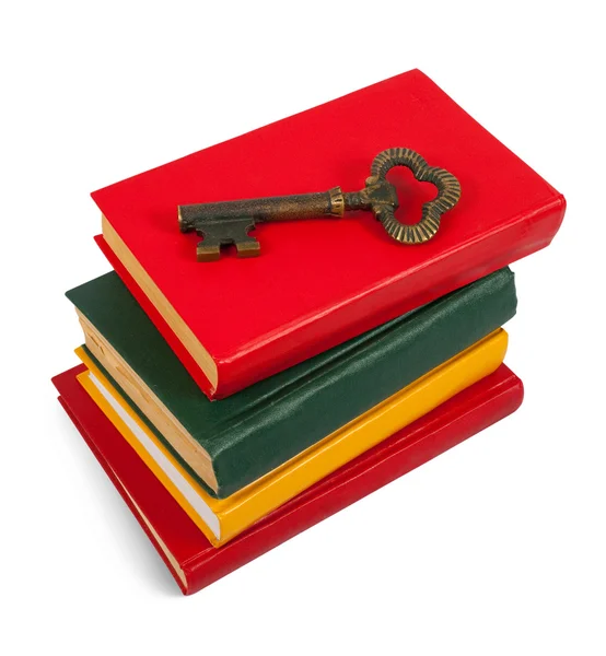 Schlüssel auf Bücherstapel gelegt — Stockfoto