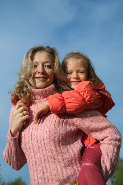 Moeder met dochter tegen hemel — Stockfoto
