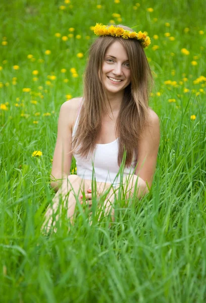 풀밭에서 하이 틴 소녀 — 스톡 사진