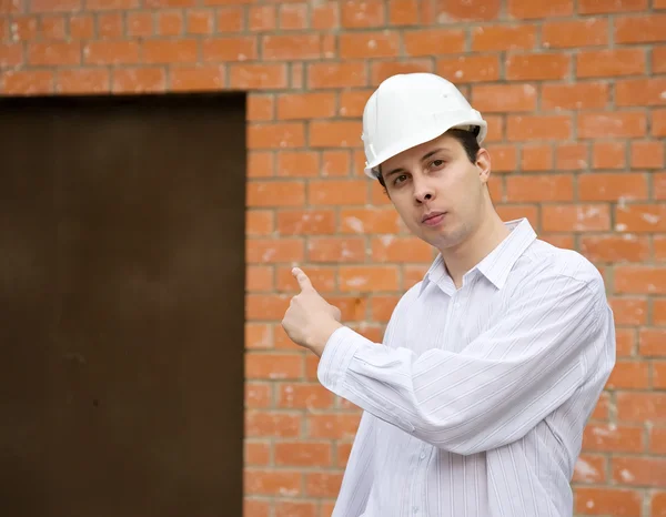 Construtor apontando para a porta — Fotografia de Stock
