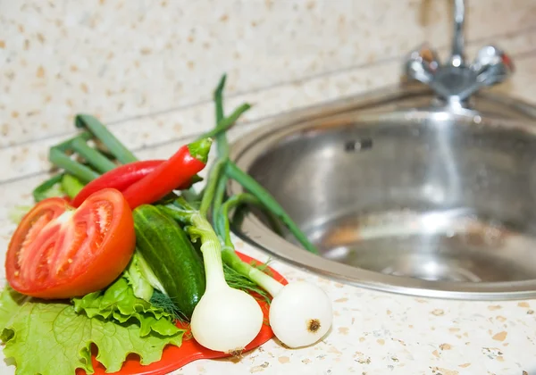 Gemüse auf Küchenspüle — Stockfoto
