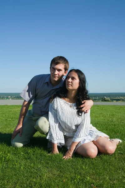 Milující mladý pár v parku — Stock fotografie