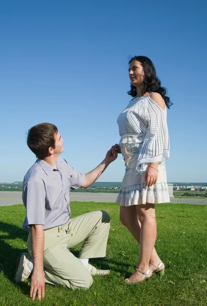 Namorado pedindo a namorada em casamento — Fotografia de Stock