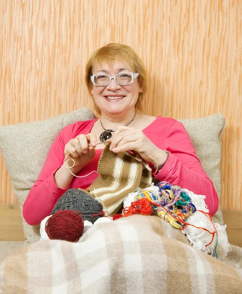Tricotar mulher idosa — Fotografia de Stock