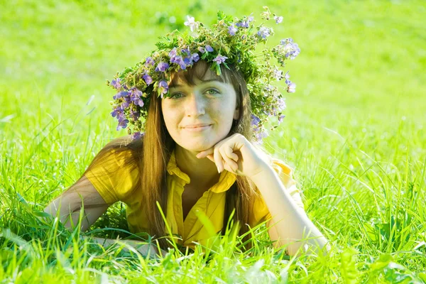 Girl is relaxing in the park — Stock Photo, Image