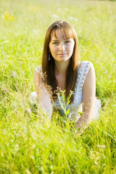 풀밭 잔디에 소녀 — 스톡 사진