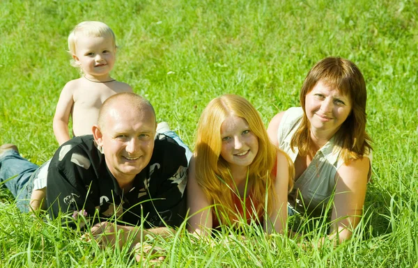 Ευτυχισμένη οικογένεια από τέσσερις — Φωτογραφία Αρχείου
