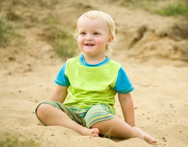 모래 위에 앉아 있는 소년 — 스톡 사진
