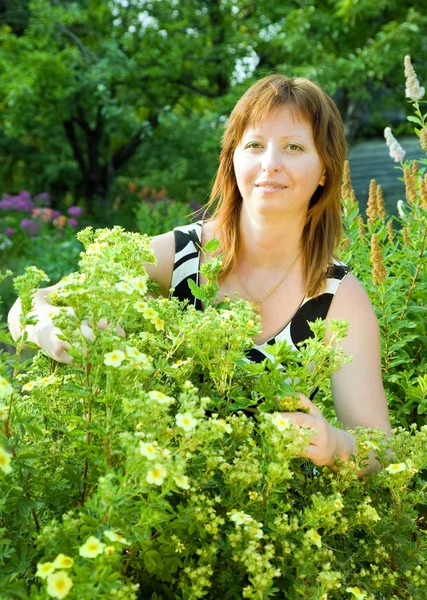 Kvinna trädgårdsmästare med prairieweed — Stockfoto