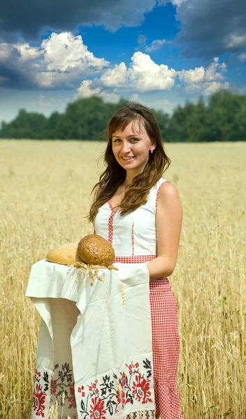 Chica con pan en el campo — Foto de Stock