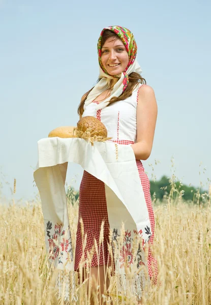 Dívka s chlebem na field — Stock fotografie