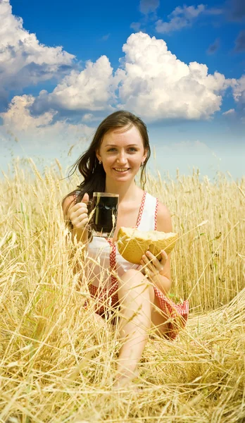 Девушка с квасом и хлебом — стоковое фото