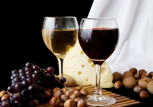 Cheese and glass of red — Stock Photo, Image