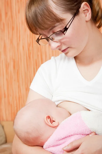 Weinig baby borstvoeding geeft — Stockfoto