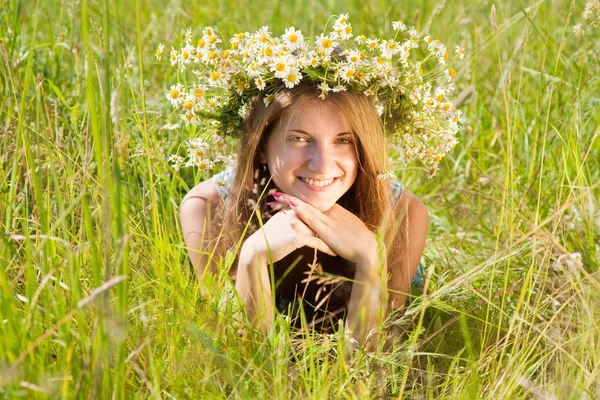 Menina em flor chaplet — Fotografia de Stock