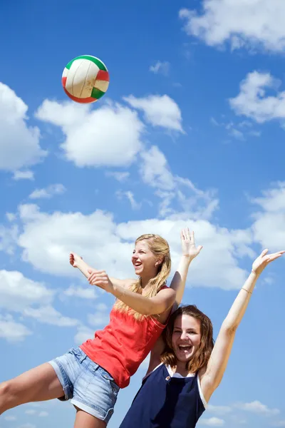 Lányok strandröplabda játék — Stock Fotó