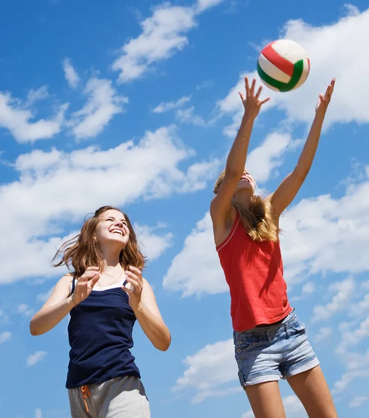 Девушки играют в волейбол — стоковое фото