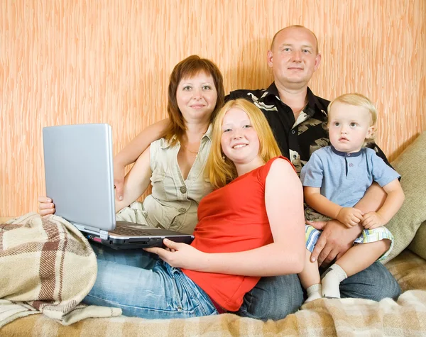 Rodzina zakupy online — Zdjęcie stockowe