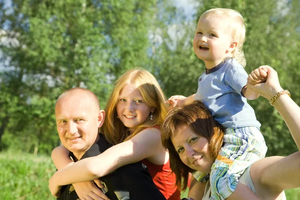Gelukkige familie van vier. — Stockfoto