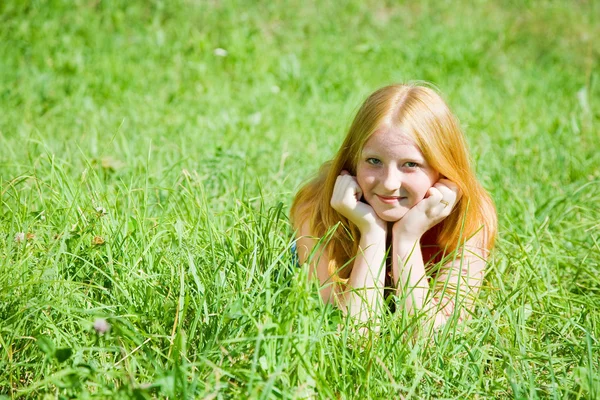 Kızıl saçlı genç kız — Stok fotoğraf