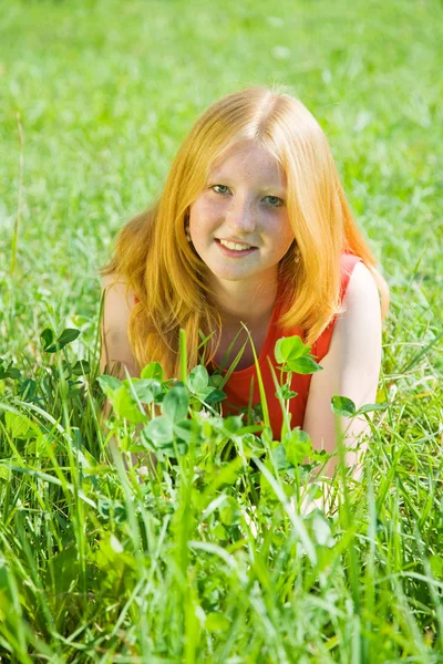 牧草地の草でティーンエイ ジャーの女の子 — ストック写真