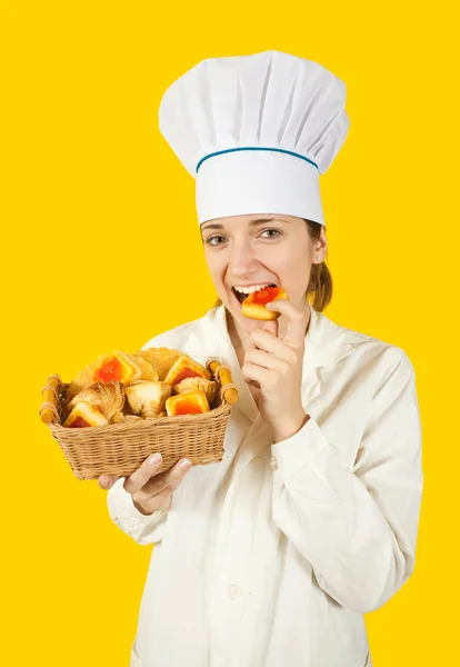 Menina cozinheiro no toque com pastelaria — Fotografia de Stock